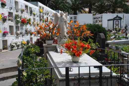 Near the west end of town is the Cementario Catalico San Carl