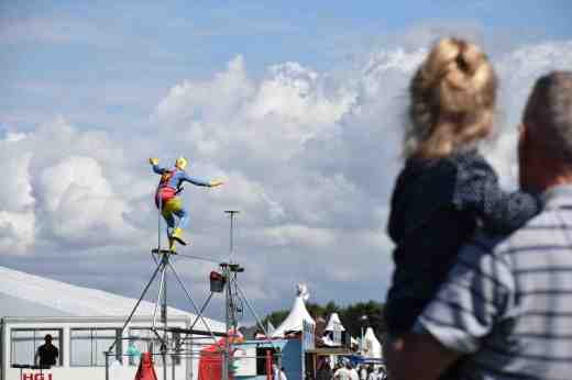 watch 'thrill' acts...