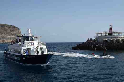 The ferry arriving in Puerto de Mogan